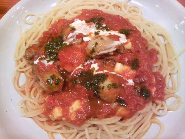 オリエントスパゲッティの牡蠣とモッツァレラチーズのトマトソース、ジェノバソースがけ