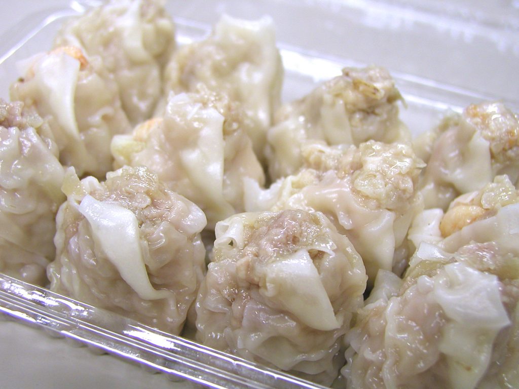 手作り点心また明日。のシューマイセット。手前から奥へ、肉シューマイ、エビシューマイ、ホタテシューマイ