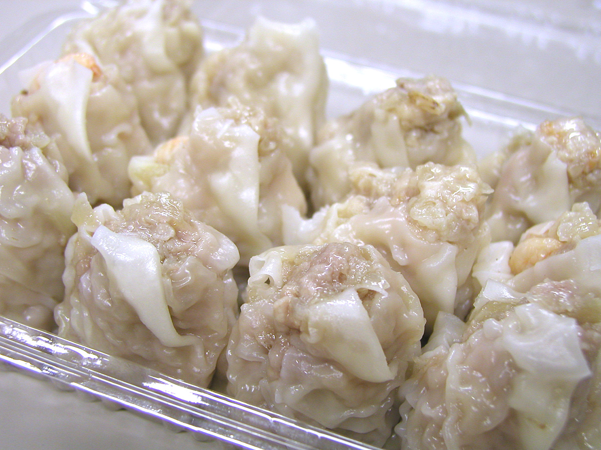 手作り点心また明日。のシューマイセット。手前から奥へ、肉シューマイ、エビシューマイ、ホタテシューマイ