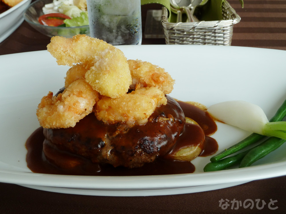 中野サンプラザ121ダイニングの小海老のフライ付き牛肉100％ハンバーグ