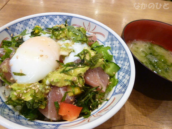 磯丸水産中野サンモール店の、マグロアボカド丼