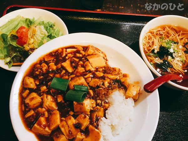 餃子舗ミンミン中野店の麻婆丼・半ラーメン・サラダセット