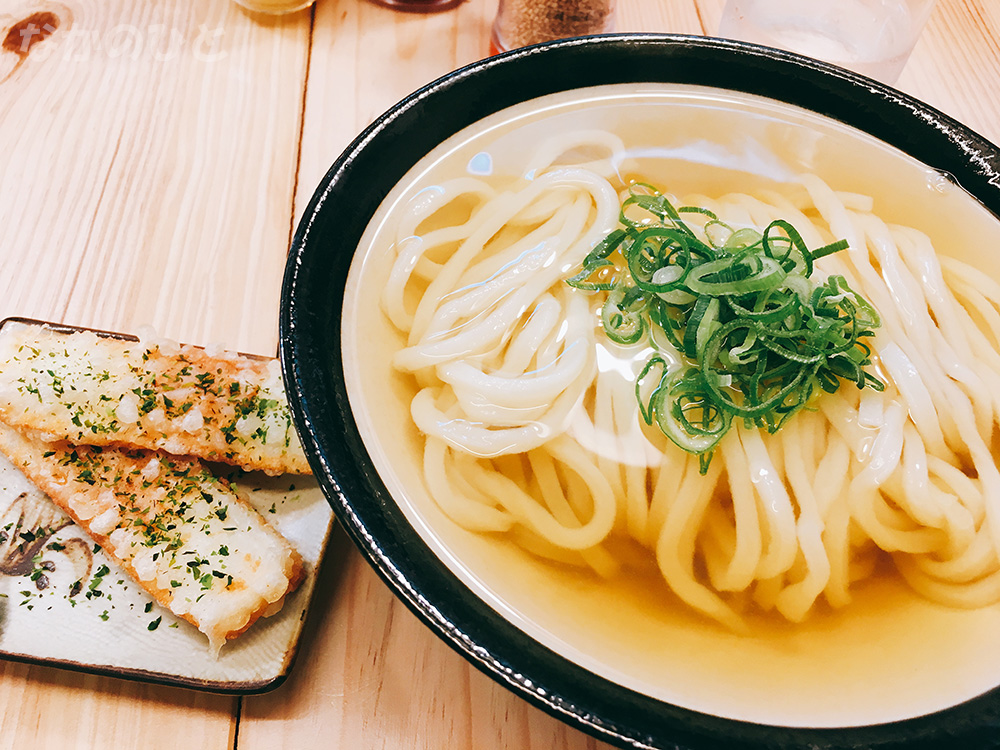 うどんや大門のかけ（中）とちくわ天