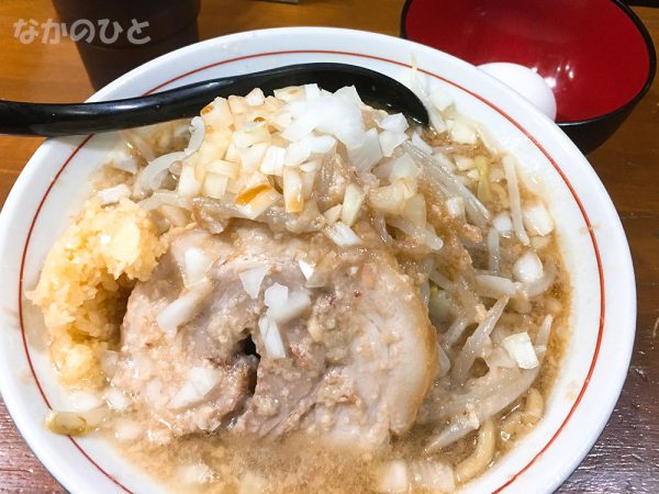 ラーメンKaeruのらーめん、タマネギ、ニンニク、脂、生玉子