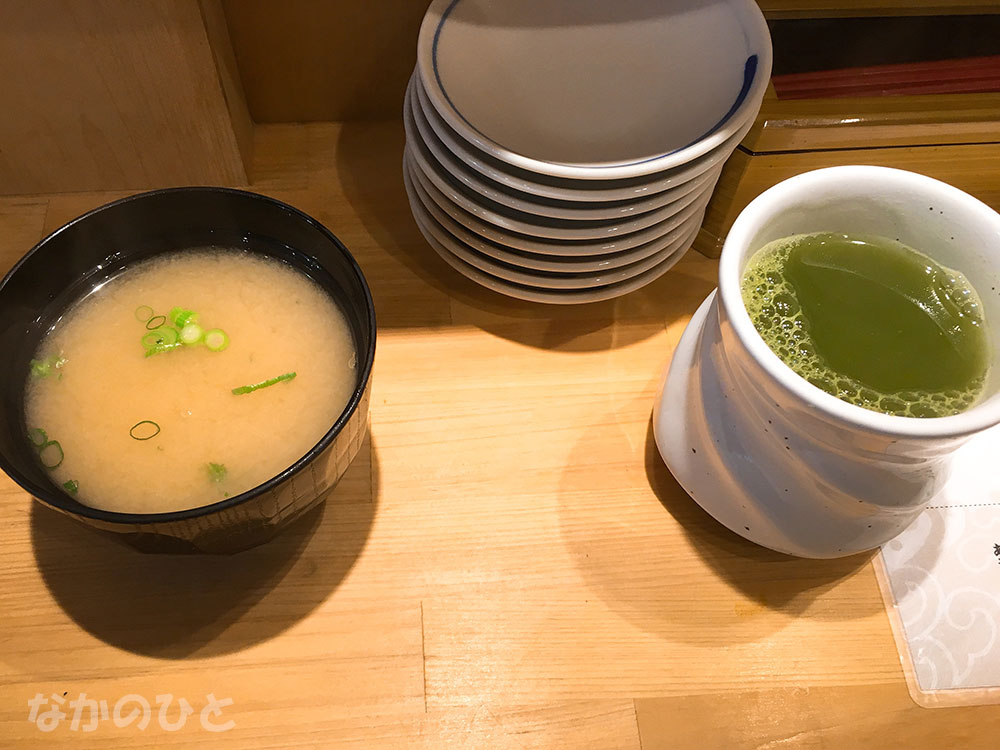 立ち食い寿司横丁のお茶とお味噌汁
