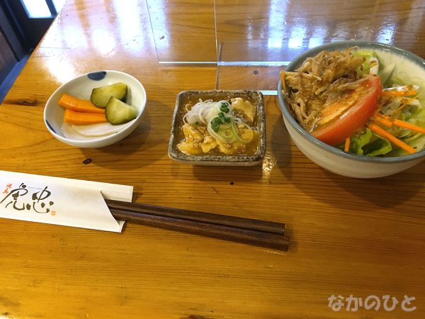 焼鳥 虎忠のランチのサラダ