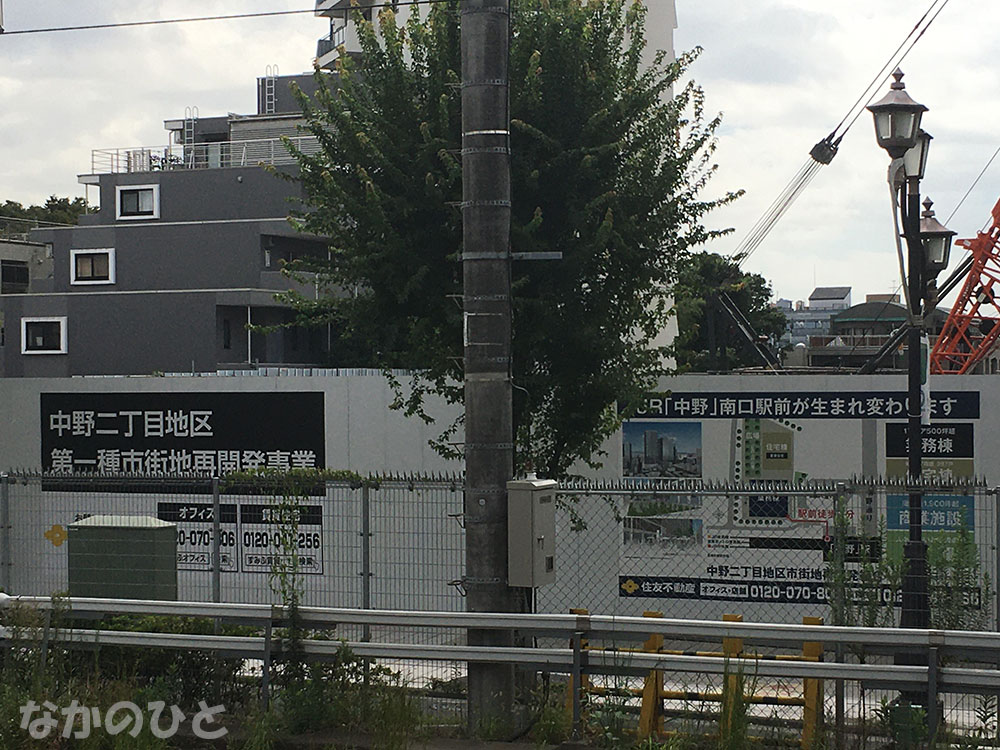 中野駅南口のビルの建築現場