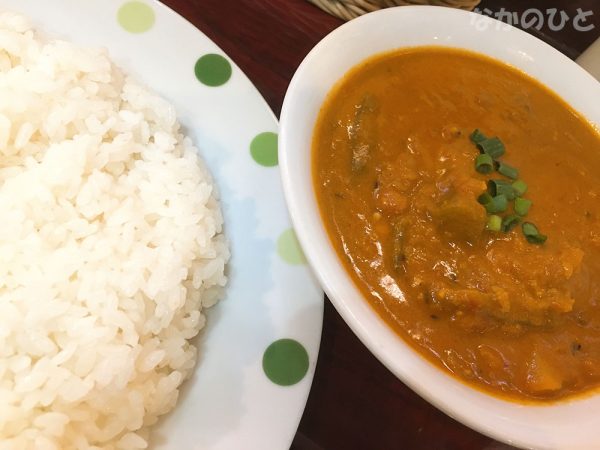 日替わりのチキンとオクラのカレー