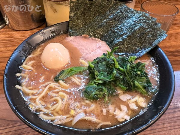 麺固め＆油多めの、のり半熟味玉ラーメン中