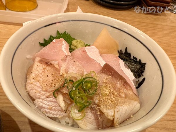 目利きの銀次中野北口駅前店の、寒鰤の二種丼