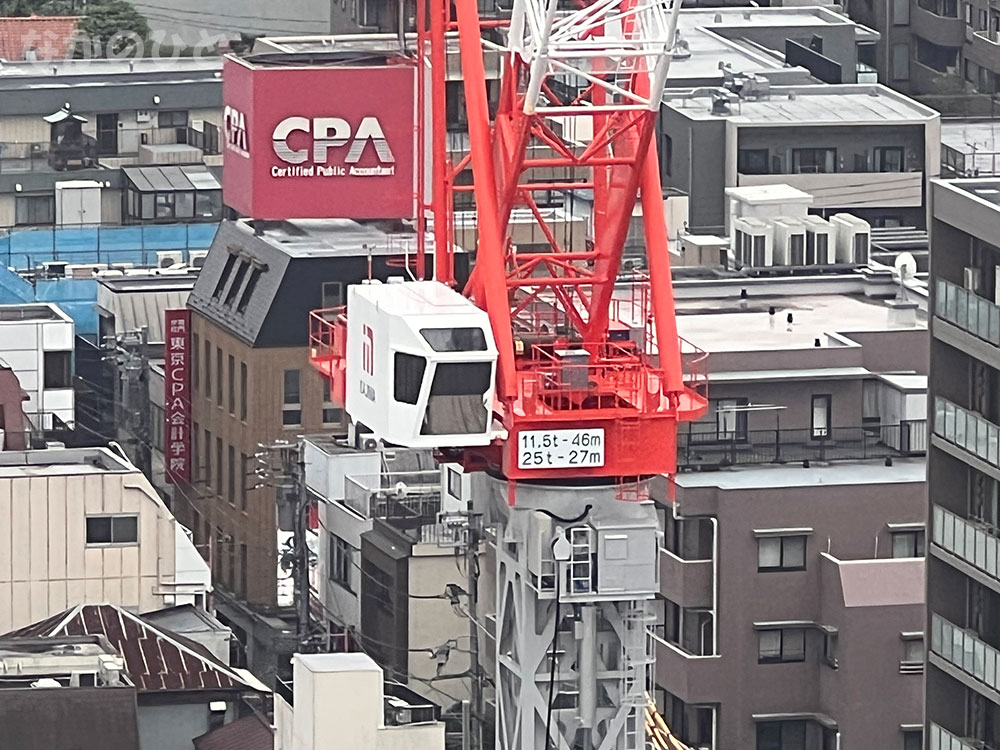 中野駅の工事現場のクレーン