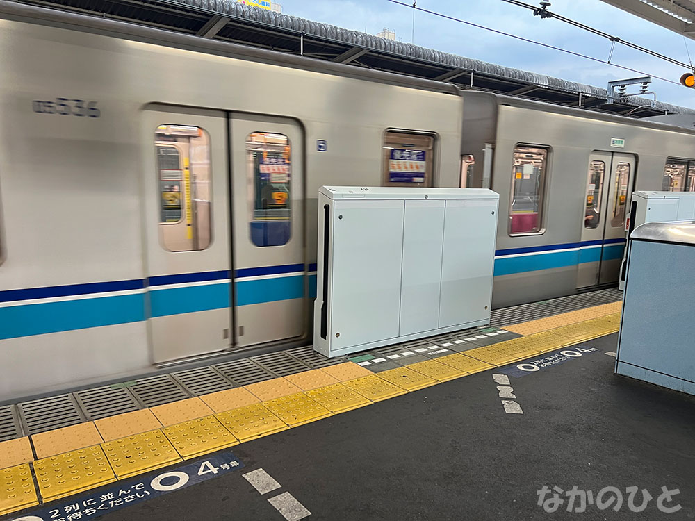 発進した東西線と閉まらないホームドア