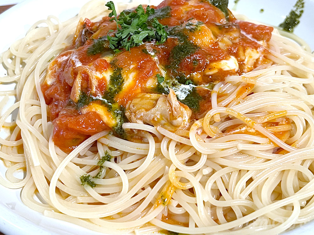 牡蛎とモッツァレラチーズのトマトソース、ジェノバソースがけ